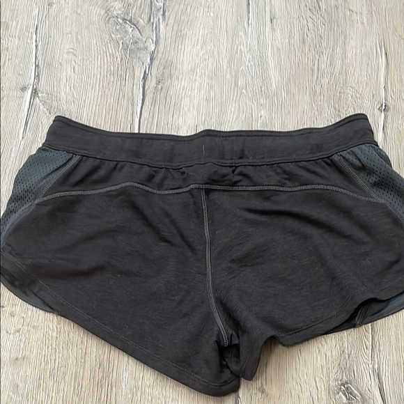 Under Armour Gray Athletic Shorts with Elastic Waistband and Breathable Fabric - Picture 8 of 9